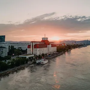 Hilton Waterfront 4* Vienna